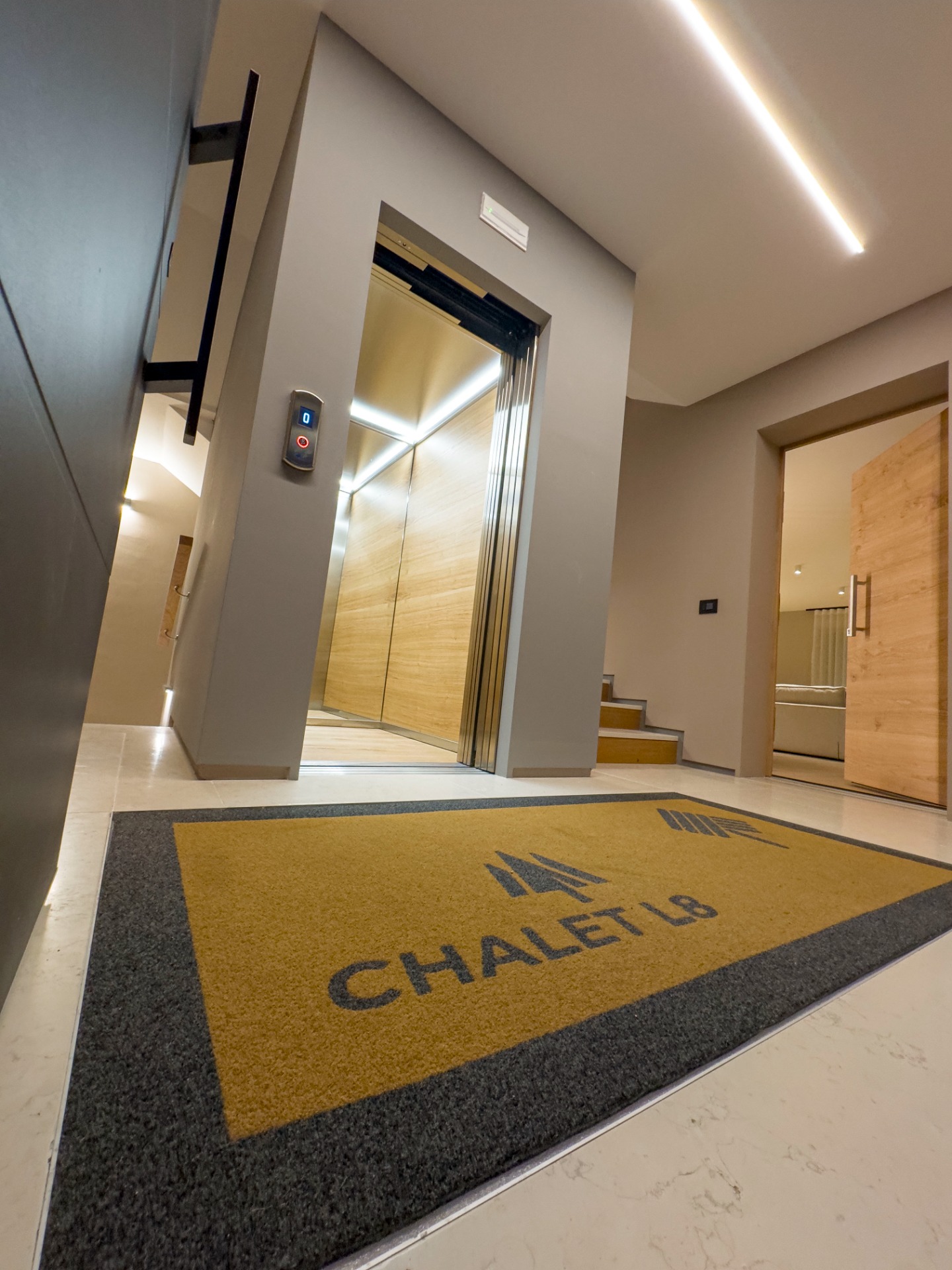 Accessibilità totale, anche l'ascensore fuori dalla porta per raggiungere il garage e la cantinola