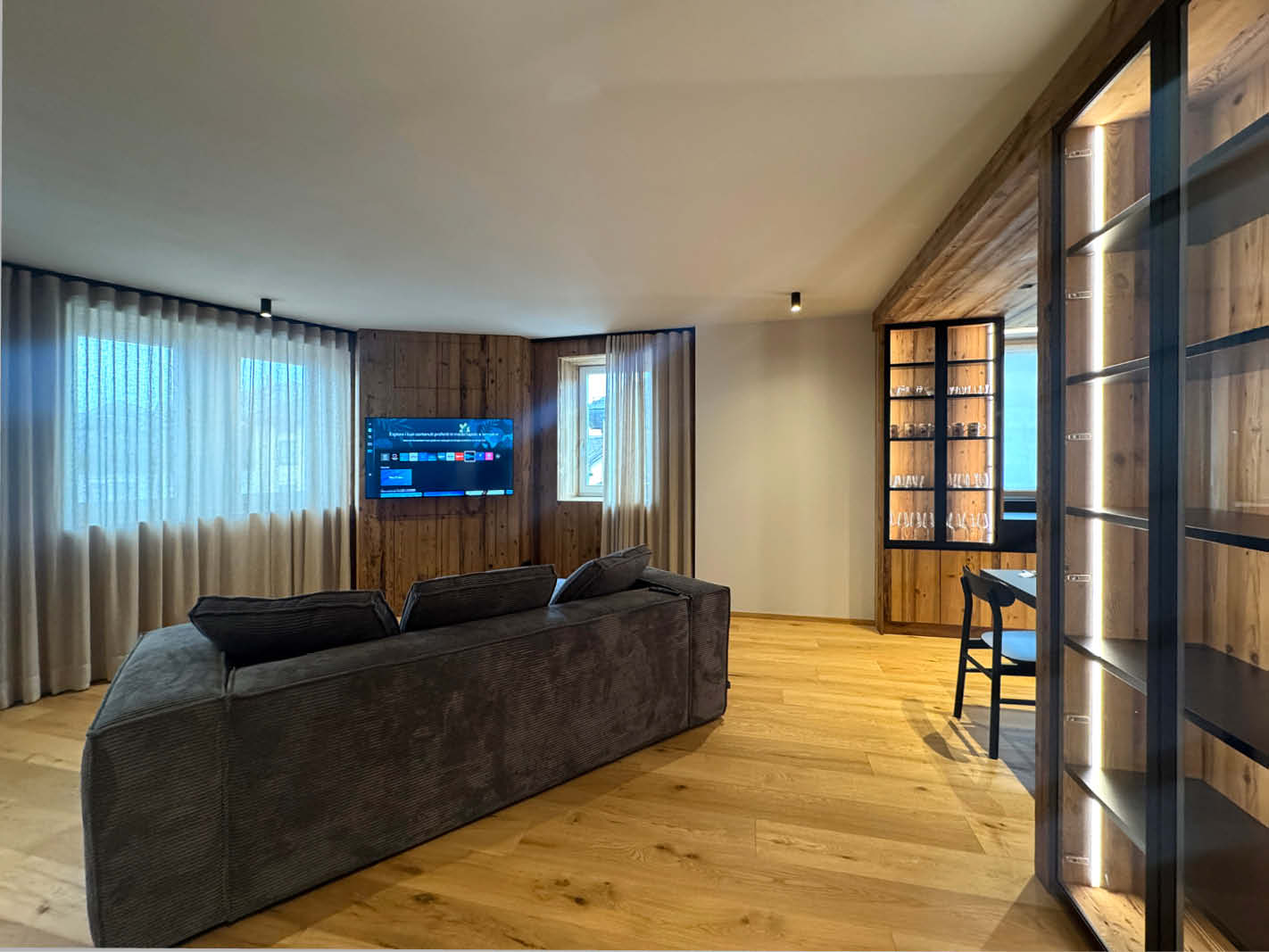 Living esclusivo con nuovo arredo di design dell'appartamento in affitto in centro ad Asiago