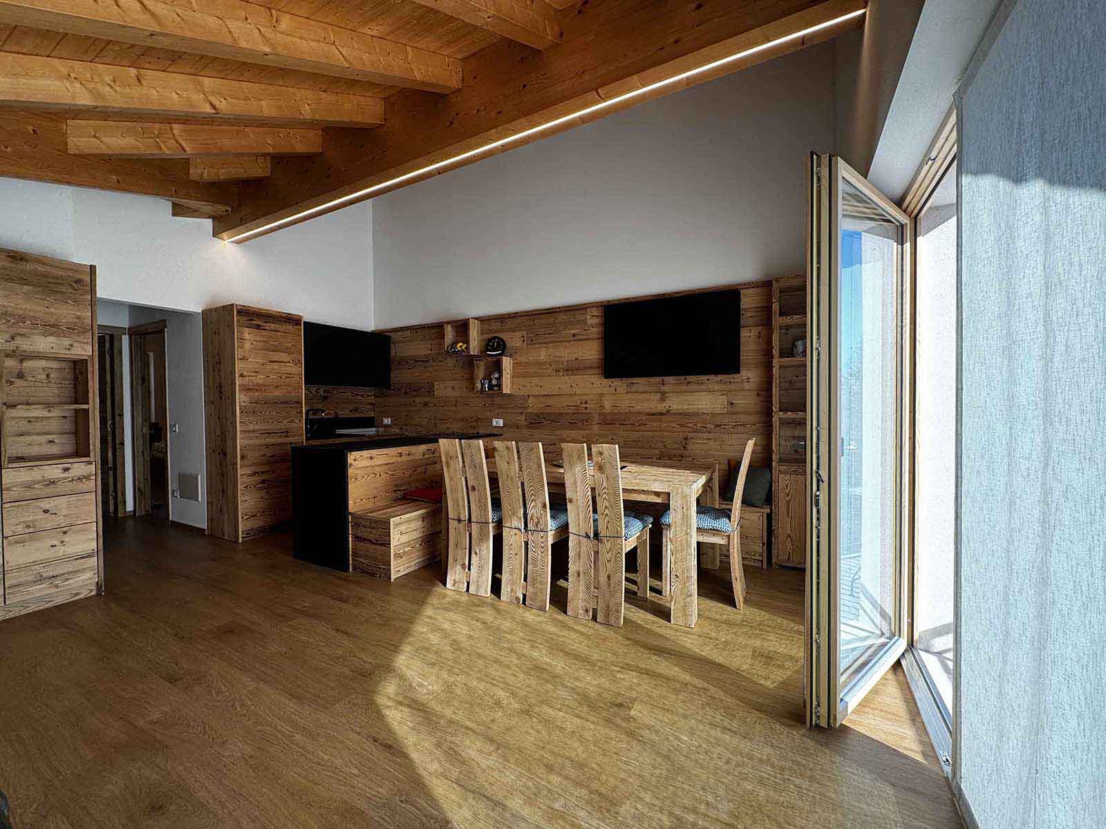 Caratteristico soggiorno open space arioso e di grandi dimensioni nell'appartamento in La Casara a Camporovere